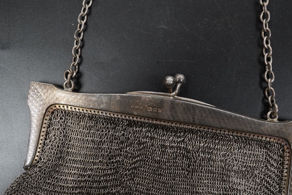 A George V silver lady's chainmail evening bag weight approx. 6.19ozt